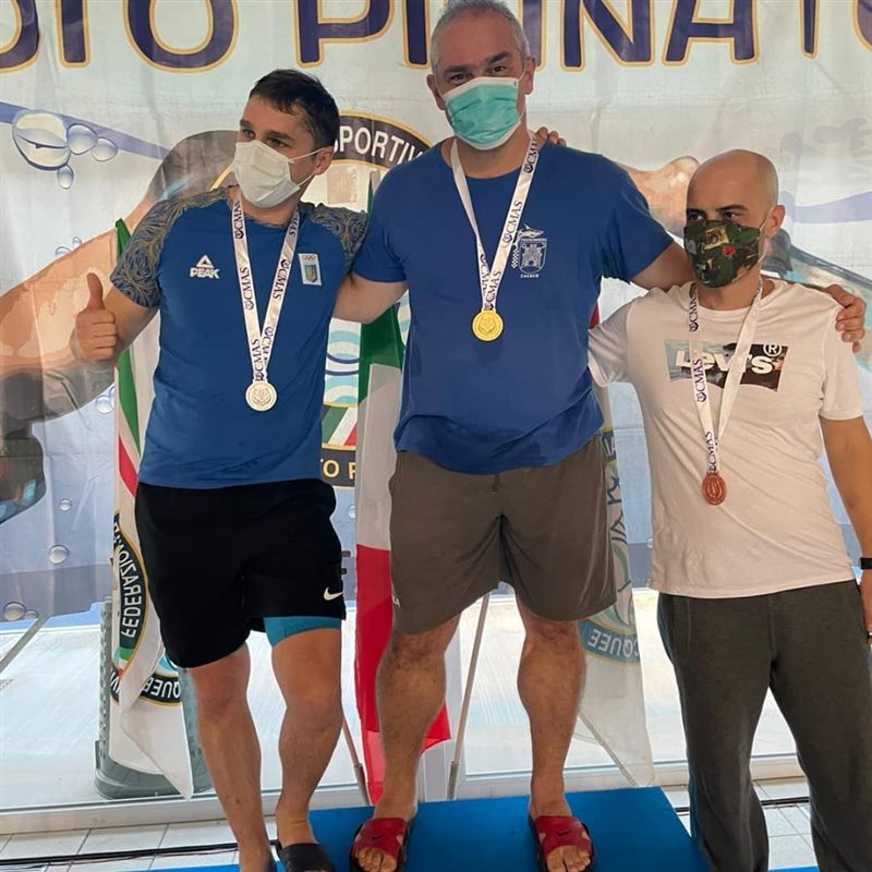 Rubes Levada on the top step of the podium with his gold medal, 2021 European Masters Championships